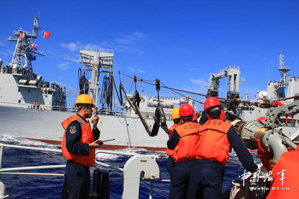 The far-sea training taskforce under the East China Sea Fleet of the Navy of the Chinese People's Liberation Army (PLA) conducted an offence-and-defense drill in the waters of the west Pacific Ocean on May 11, 2013. (navy.81.cn/Hu Kaibing, Lin Xiaoying)