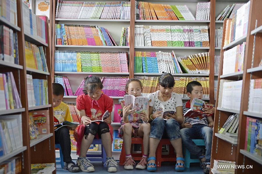 Children read books at a special reading area for children at the Yinchuan book center in Yinchuan, capital of northwest China's Ningxia Hui Autonomous Region, May 26, 2013. The reading area, specially designed for children, opened here on Sunday. (Xinhua/Wang Peng)