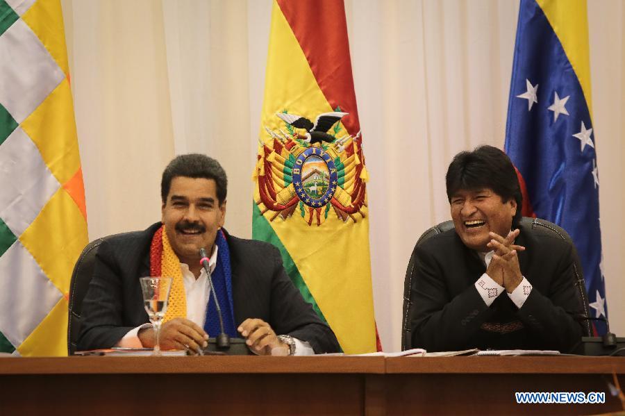 Photo provided by Venezuela's Presidency shows Bolivian President Evo Morales (R) and Venezuelan President Nicolas Maduro attending the second meeting of the Bolivia-Venezuela Joint Integration Commission, in Cochabamba City, Bolivia, on May 25, 2013. (Xinhua/Venezuelas Presidency) 