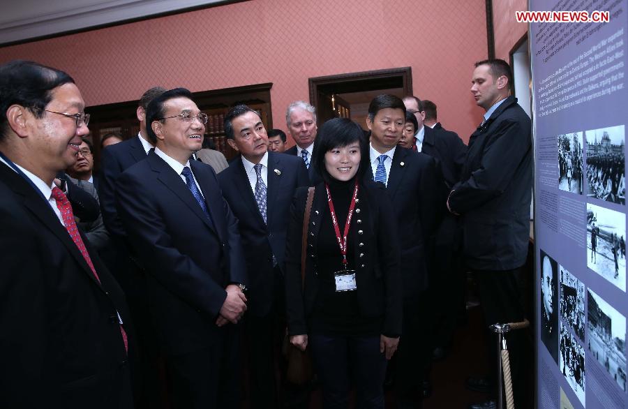 Chinese Premier Li Keqiang (2nd L, front) visits the Cecilienhof Palace in Potsdam, capital of Germany's Brandenburg state, where the Potsdam Proclamation was issued in 1945, May 26, 2013. Li Keqiang arrived in Germany late Saturday for an official visit. (Xinhua/Pang Xinglei) 