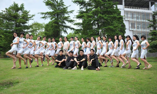 Graduates pose for a group photo at Zhejiang Agriculture and Farming University in Hangzhou, capital of East China's Zhejiang province, May 26, 2013. [Photo/Xinhua]