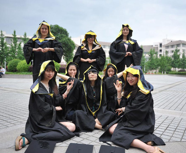 Graduates wearing academic dresses pose for a group photo at Zhejiang Agriculture and Farming University in Hangzhou, capital of East China's Zhejiang province, May 26, 2013. [Photo/Xinhua]