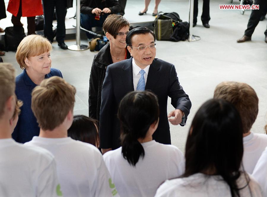 Chinese Premier Li Keqiang (rear R) and German Chancellor Angela Merkel (rear L) meet students during the launching of "the Year of Languages" program between China and Germany, an initiative meant to encourage the two peoples to study each other's language, in Berlin, capital of German, May 26, 2013. (Xinhua/Li Tao) 