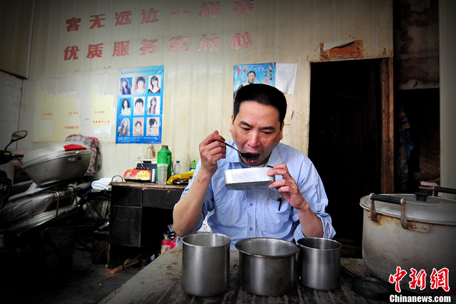 Chen Shuiping has lunch in the barbershop. (Photo/Chinanews)