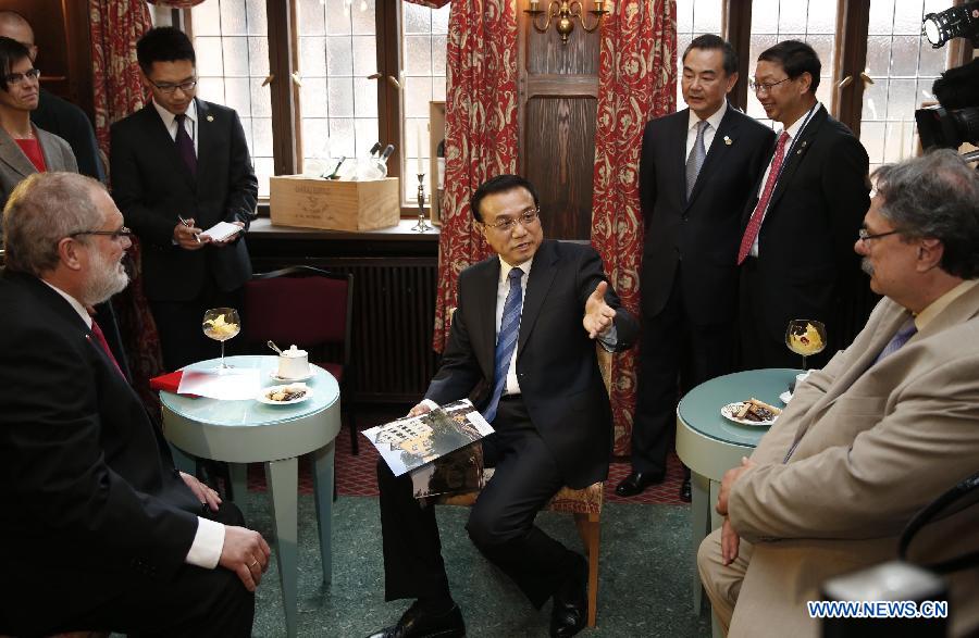 Chinese Premier Li Keqiang (C) meets with Rainer Dold (front L), president of the German-Chinese Friendship Association in German city Stuttgart, in Potsdam, capital of Germany's Brandenburg state, May 26, 2013. (Xinhua/Ju Peng)