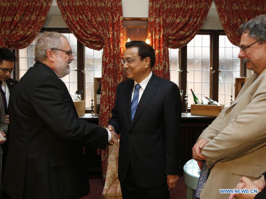 Chinese Premier Li Keqiang (C) meets with Rainer Dold (front L), president of the German-Chinese Friendship Association in German city Stuttgart, in Potsdam, capital of Germany's Brandenburg state, May 26, 2013. (Xinhua/Ju Peng)