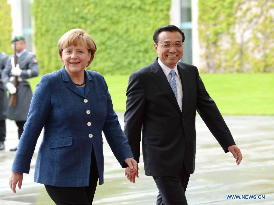 Chinese Premier Li Keqiang (R) attends a welcoming ceremony held by German Chancellor Angela Merkel (L) in Berlin, capital of Germany, May 26, 2013. (Xinhua/Ma Zhancheng) 