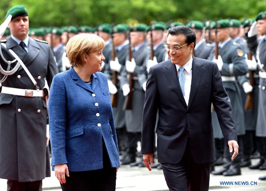 Chinese Premier Li Keqiang (front R) attends a welcoming ceremony held by German Chancellor Angela Merkel (front L) in Berlin, capital of German, May 26, 2013. (Xinhua/Ma Zhancheng)