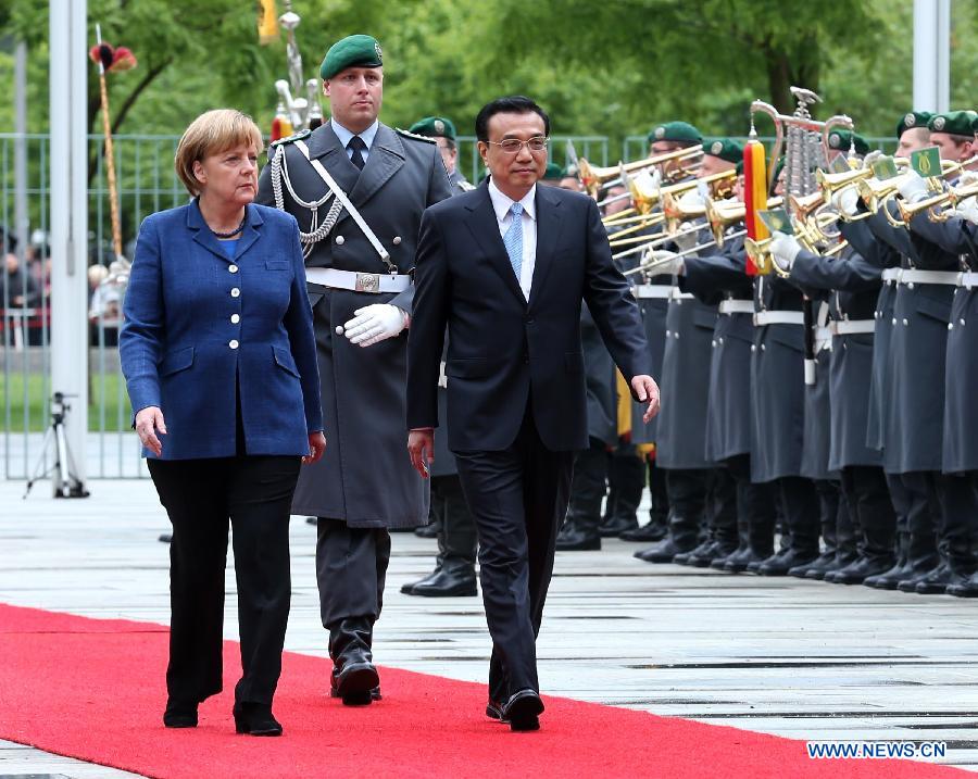 Chinese Premier Li Keqiang (front R) attends a welcoming ceremony held by German Chancellor Angela Merkel (front L) in Berlin, capital of German, May 26, 2013. (Xinhua/Pang Xinglei)