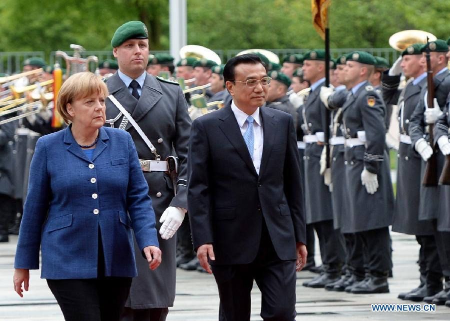 Chinese Premier Li Keqiang (front R) attends a welcoming ceremony held by German Chancellor Angela Merkel (front L) in Berlin, capital of Germany, May 26, 2013. (Xinhua/Ma Zhancheng) 