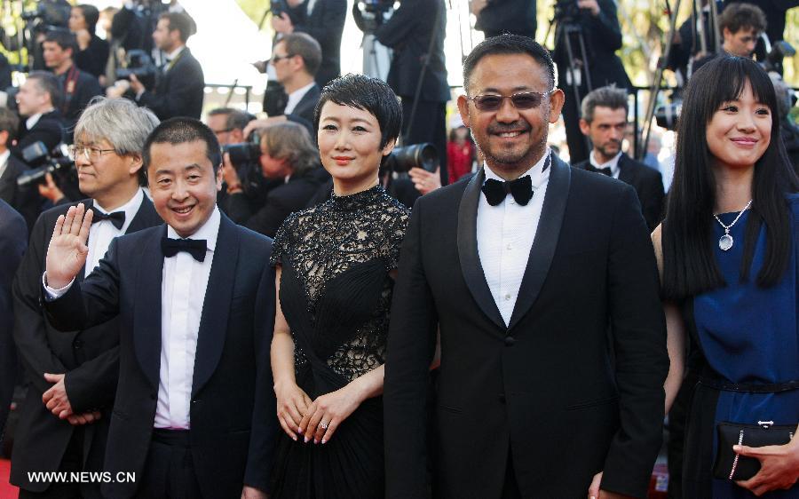Chinese director Jia Zhangke (L front) of the film "A Touch of Sin" attends the closing ceremony of the 66th Cannes Film Festival with cast members Jiang Wu (2nd R), Zhao Tao (3rd R) and Li Meng (1st R) in Cannes, France, on May 26, 2013. (Xinhua/Zhou Lei) 