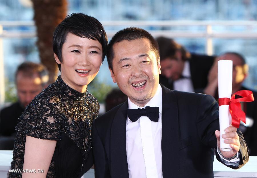 Chinese director Jia Zhangke (R) and his wife, actress Zhao Tao pose during a photocall after being awarded with "Best Screenplay" for the film "Tian Zhu Ding (A Touch of Sin)" at the 66th Cannes Film Festival in Cannes, France, on May 26, 2013. The festival ended here on Sunday night. (Xinhua/Gao Jing)