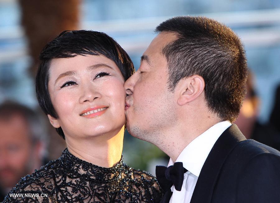 Chinese director Jia Zhangke (R) and his wife, actress Zhao Tao pose during a photocall after being awarded with "Best Screenplay" for the film "Tian Zhu Ding (A Touch of Sin)" at the 66th Cannes Film Festival in Cannes, France, on May 26, 2013. The festival ended here on Sunday night. (Xinhua/Gao Jing) 