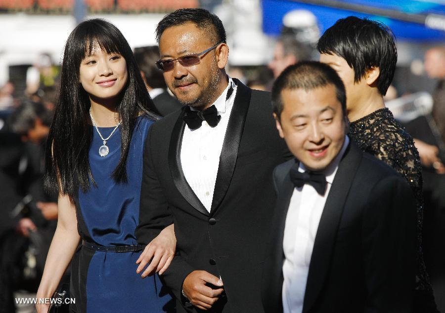 Chinese director Jia Zhangke (R) of the film "A Touch of Sin" attends the closing ceremony of the 66th Cannes Film Festival with cast members Jiang Wu (2nd L) and Li Meng (1st L) in Cannes, France, on May 26, 2013. (Xinhua/Zhou Lei) 