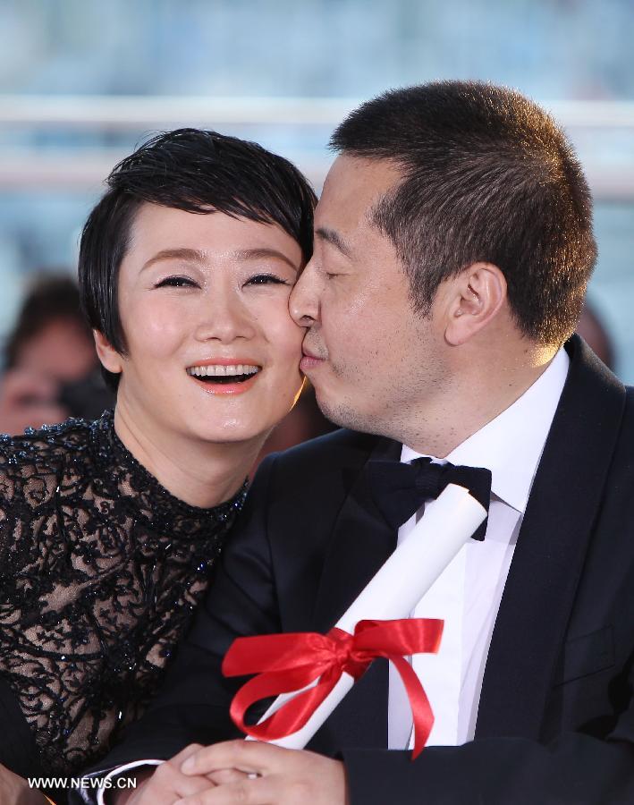 Chinese director Jia Zhangke (R) and his wife, actress Zhao Tao pose during a photocall after being awarded with "Best Screenplay" for the film "Tian Zhu Ding (A Touch of Sin)" at the 66th Cannes Film Festival in Cannes, France, on May 26, 2013. The festival ended here on Sunday night. (Xinhua/Gao Jing) 