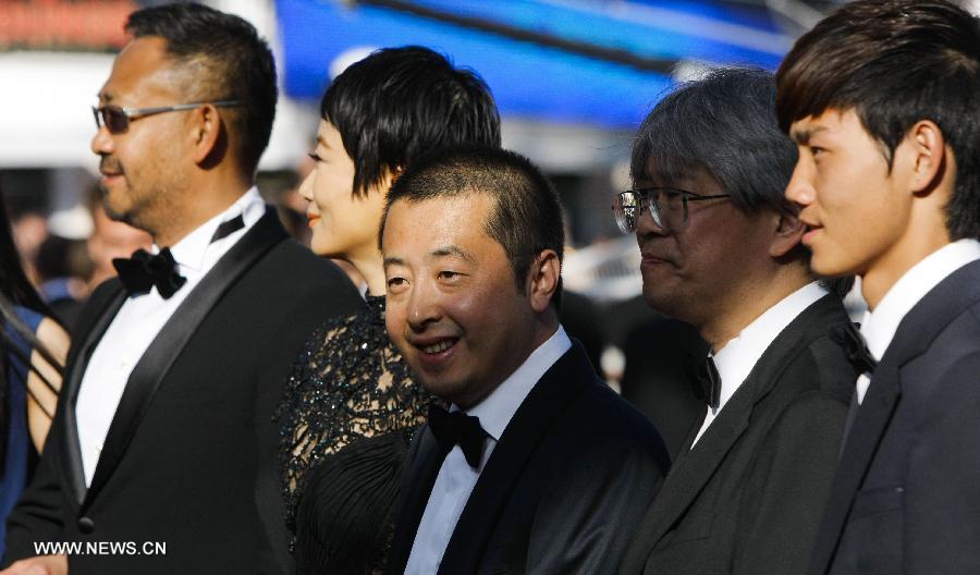 Chinese director Jia Zhangke (C) of the film "A Touch of Sin" attends the closing ceremony of the 66th Cannes Film Festival with cast members in Cannes, France, on May 26, 2013. (Xinhua/Zhou Lei) 
