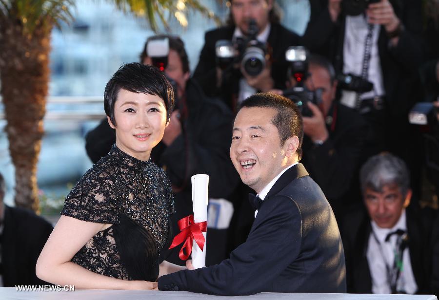 Chinese director Jia Zhangke (R) and his wife, actress Zhao Tao pose during a photocall after being awarded with "Best Screenplay" for the film "Tian Zhu Ding (A Touch of Sin)" at the 66th Cannes Film Festival in Cannes, France, on May 26, 2013. The festival ended here on Sunday night. (Xinhua/Gao Jing) 