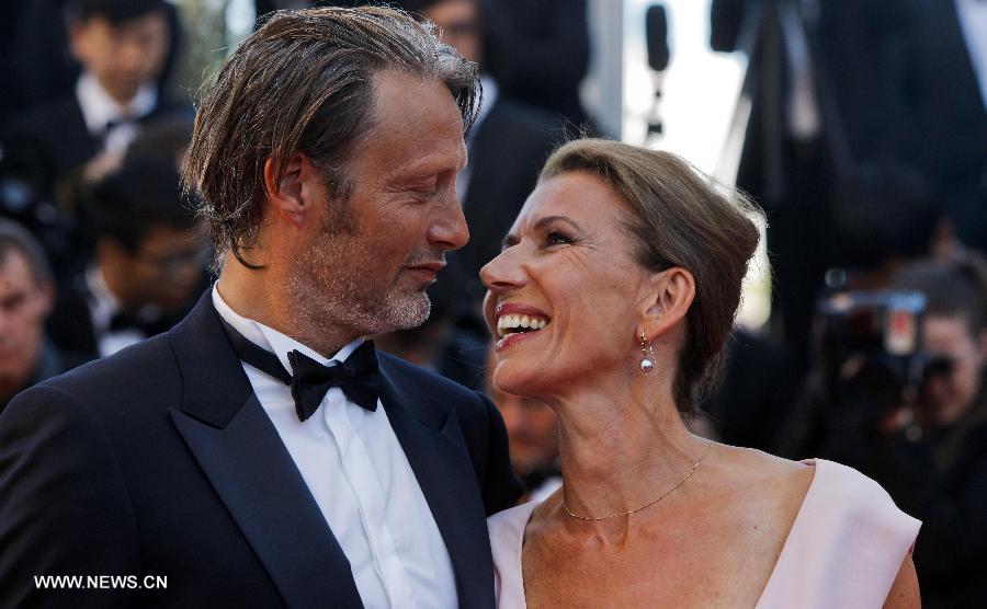 Danish actor Mads Mikkelsen (L) and his wife Hanne Jacobsen attend the closing ceremony of the 66th Cannes Film Festival in Cannes, France, on May 26, 2013. (Xinhua/Zhou Lei) 