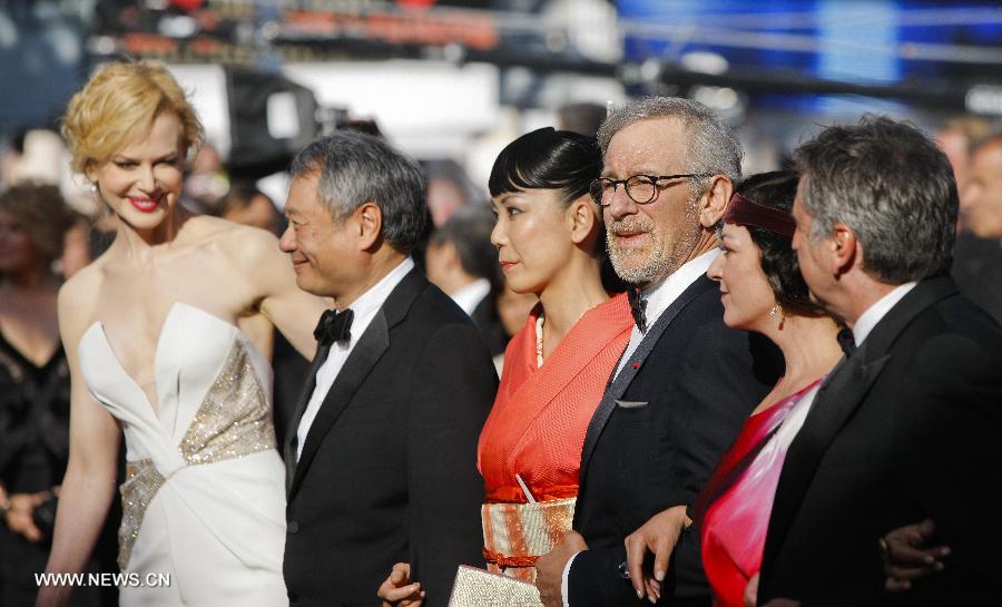Director Steven Spielberg (3rd L) attends the closing ceremony of the 66th Cannes Film Festival with other Competition jury members in Cannes, France, on May 26, 2013. (Xinhua/Zhou Lei) 