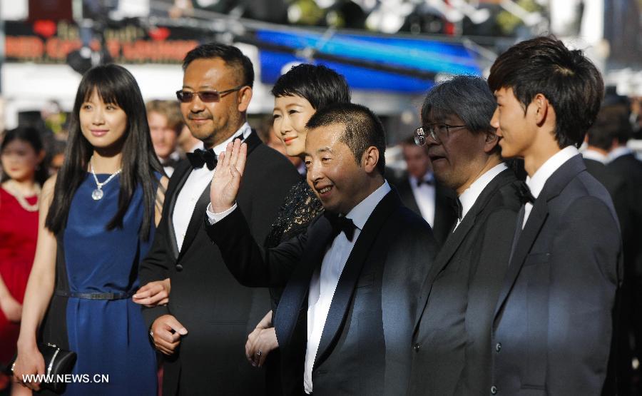 Chinese director Jia Zhangke (3rd R) of the film "A Touch of Sin" attends the closing ceremony of the 66th Cannes Film Festival with cast members in Cannes, France, on May 26, 2013. (Xinhua/Zhou Lei) 