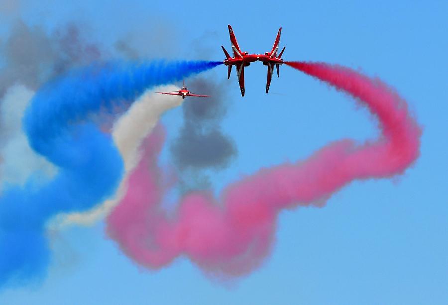 The British Aerobatic Team, The Red Arrows, performs during a two-day Air Show organized for the 60th anniversary of the French Aerobatic Team, also known as the Patrouille de France, in Salon de Provence, southern France, May 25, 2013.(Xinhua/AFP Photo)