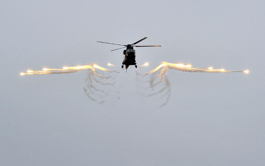 A Surion helicopter of the South Korean Army fires flares during a photo call for the media at the Army Aviation School in Nonsan, about 190 km (118 miles) south of Seoul May 20, 2013. (Xinhua/AFP Photo)