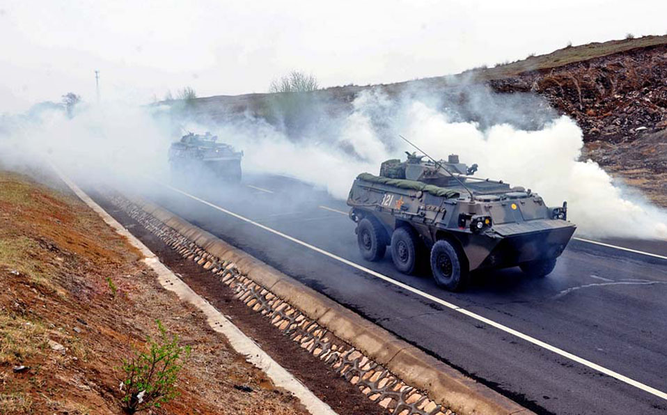 Troops in long-distance maneuver drill