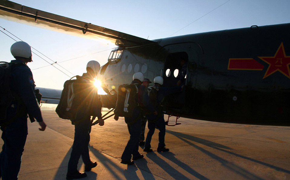China's new fighter pilots complete first parachute jumping 