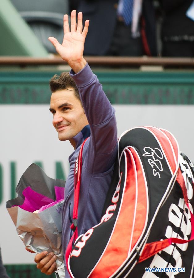 Roger Federer of Switzerland greetings to crowds after winning his men's singles first round match against Pablo Carreno-Busta of Spain during the 2013 French Open tennis tournament at Roland Garros in Paris, France, on May 26, 2013. Roger Federer won 3-0. (Xinhua/Bai Xue)