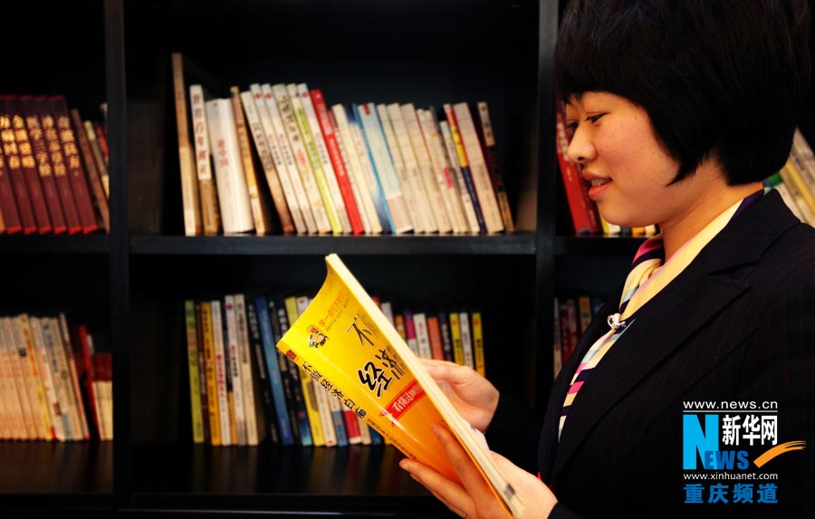 A staff member reads book at resting area in lunch time. (Photo/Xinhua)