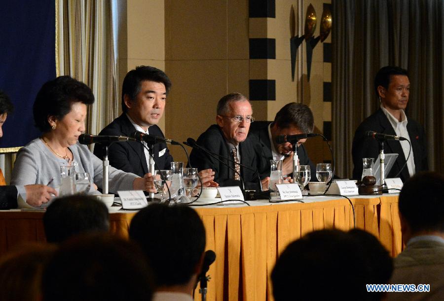 Osaka Mayor Toru Hashimoto (2nd L) speaks during a press conference at the Foreign Correspondents' Club of Japan in Tokyo, May 27, 2013. Toru Hashimoto on Monday denied his remarks on wartime so-called "comfort women" at Foreign Correspondents' Club of Japan, saying it was not his intention at all to say women who were used as sexual slaves during wartime are necessary. (Xinhua/Ma Ping) 