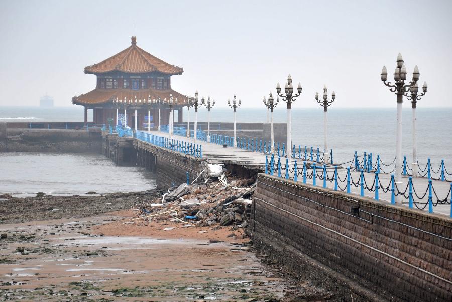 Photo taken on May 27, 2013 shows the collapsed part of Zhanqiao Bridge in Qingdao, east China's Shandong Province. Part of the bridge was hit and destroyed by thunderstorms and waves on early Monday morning. Built in 1892, the Zhanqiao Bridge is a landmark for Qingdao. (Xinhua/Huang Jiexian)