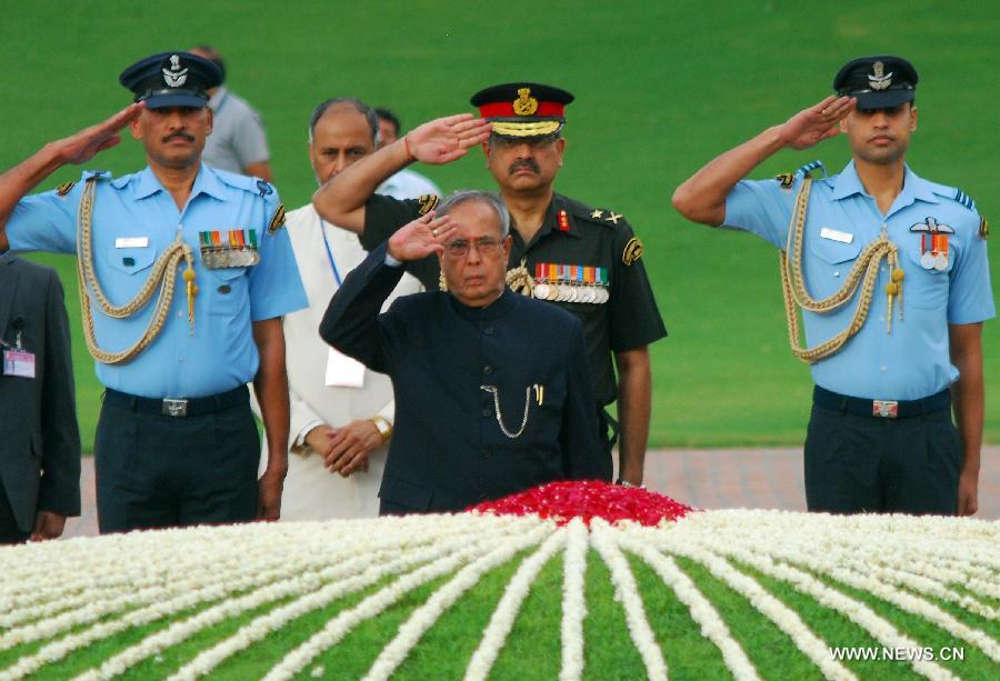 Indian President Pranab Mukherjee (front) salutes after paying floral tribute to India's first Prime Minister Late Pandit Jawaharlal Nehru at a remembrance ceremony to mark Nehru's 49th death anniversary at Shanti Van in New Delhi, capital of India, May 27, 2013. (Xinhua/Partha Sarkar) 