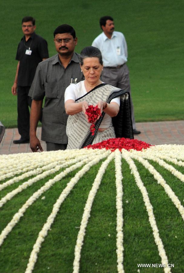 India's ruling Congress chief Sonia Gandhi (front) pays floral tribute to India's first Prime Minister Late Pandit Jawaharlal Nehru at a remembrance ceremony to mark Nehru's 49th death anniversary at Shanti Van in New Delhi, capital of India, May 27, 2013. (Xinhua/Partha Sarkar) 