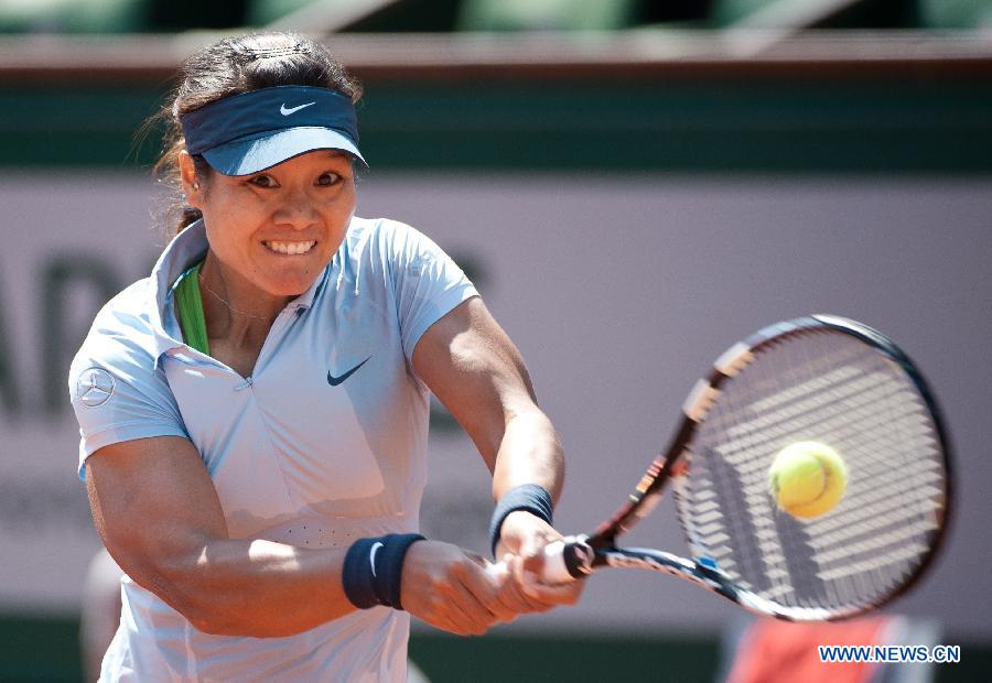 Li Na of China hits a return during her women's singles first round match against Anabel Medina Garrigues of Spain on day 2 of the 2013 French Open tennis tournament at Roland Garros in Paris, France, May 27, 2013. Li Na won 2-0. (Xinhua/Bai Xue)