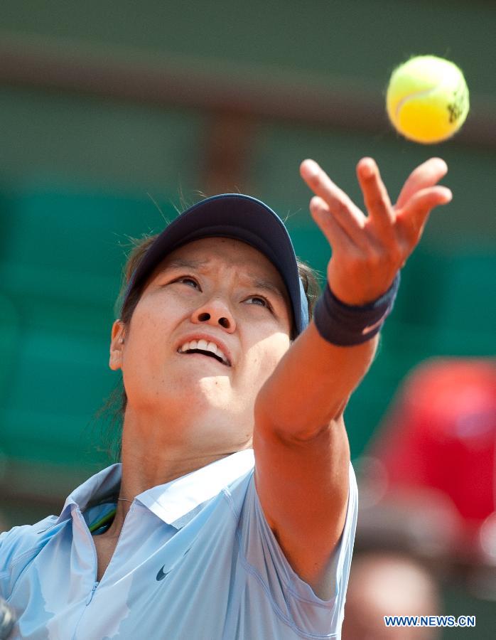 Li Na of China serves the ball during her women's singles first round match against Anabel Medina Garrigues of Spain on day 2 of the 2013 French Open tennis tournament at Roland Garros in Paris, France, May 27, 2013. Li Na won 2-0. (Xinhua/Bai Xue)