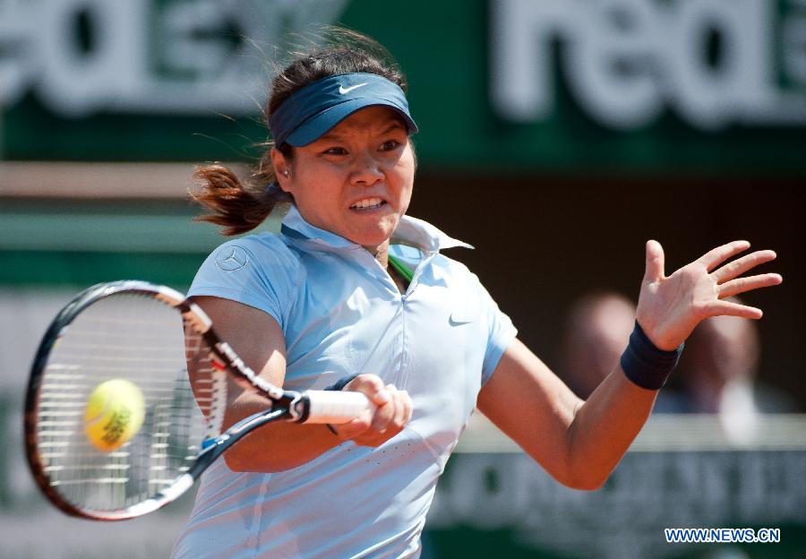 Li Na of China hits a return during her women's singles first round match against Anabel Medina Garrigues of Spain on day 2 of the 2013 French Open tennis tournament at Roland Garros in Paris, France, May 27, 2013. Li Na won 2-0. (Xinhua/Bai Xue)