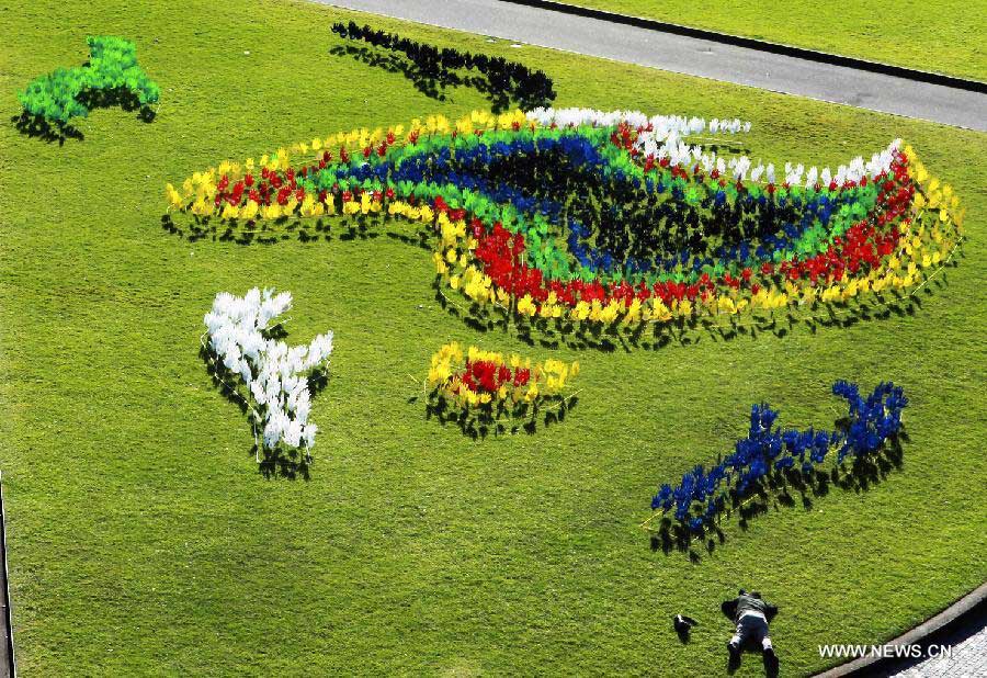 Photo taken on May 27, 2013, shows the large art work of "The Sea of Hands" during the Reconciliation Week 2013 in the University of Sydney, Australia. The first "Sea of Hands" was held on Oct. 12, 1997, in Australia's capital of Canberra. (Xinhua/Jin Linpeng) 