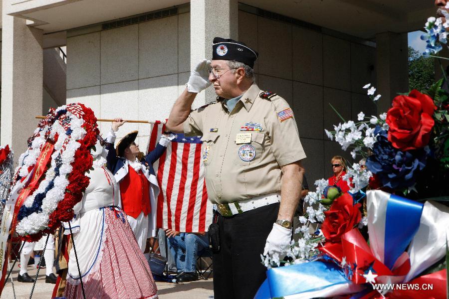 A veteran salutes during a ceremony to mark the Memorial Day in Houston, the United States, May 27, 2013. (Xinhua/Song Qiong) 