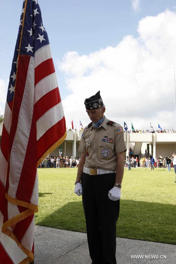 A veteran mourns during a ceremony to mark the Memorial Day in Houston, the United States, May 27, 2013. (Xinhua/Song Qiong) 