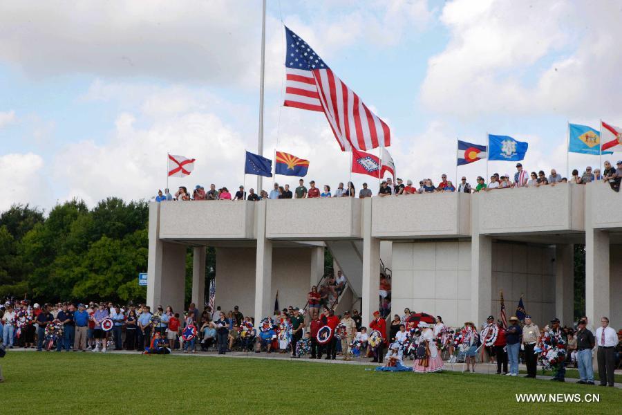 People attend a ceremony to mark the Memorial Day in Houston, the United States, May 27, 2013. (Xinhua/Song Qiong) 