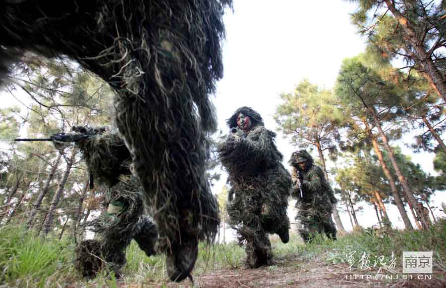 Close view of Chinese female snipers (Source: 81.cn) 