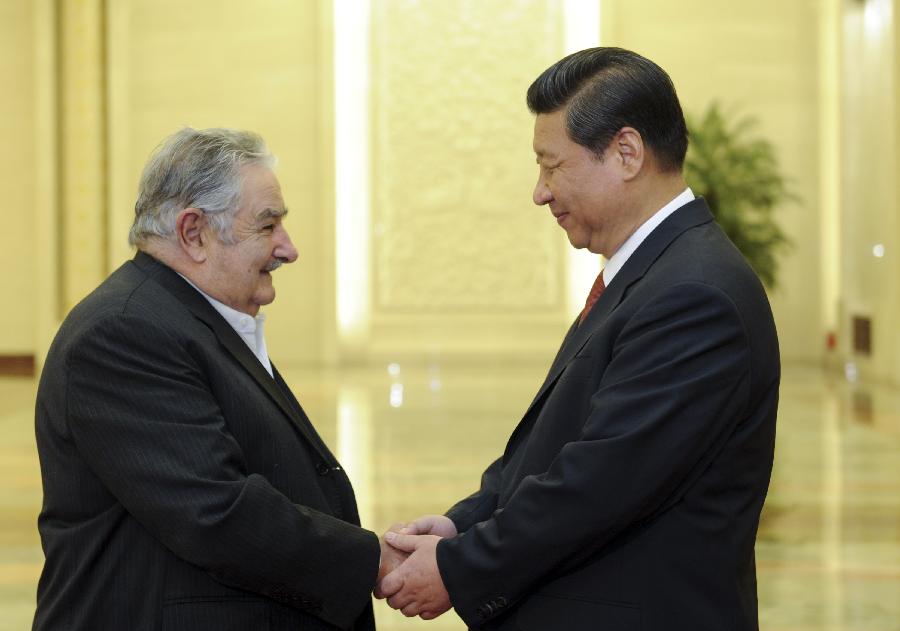Chinese President Xi Jinping (R) holds talks with Uruguayan President Jose Mujica in Beijing, capital of China, May 27, 2013. (Xinhua/Zhang Duo) 