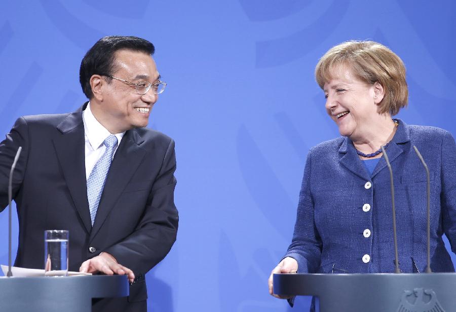 Chinese Premier Li Keqiang (L) and German Chancellor Angela Merkel attend a joint press conference after their talks in Berlin, capital of Germany, May 26, 2013. (Xinhua/Ju Peng) 