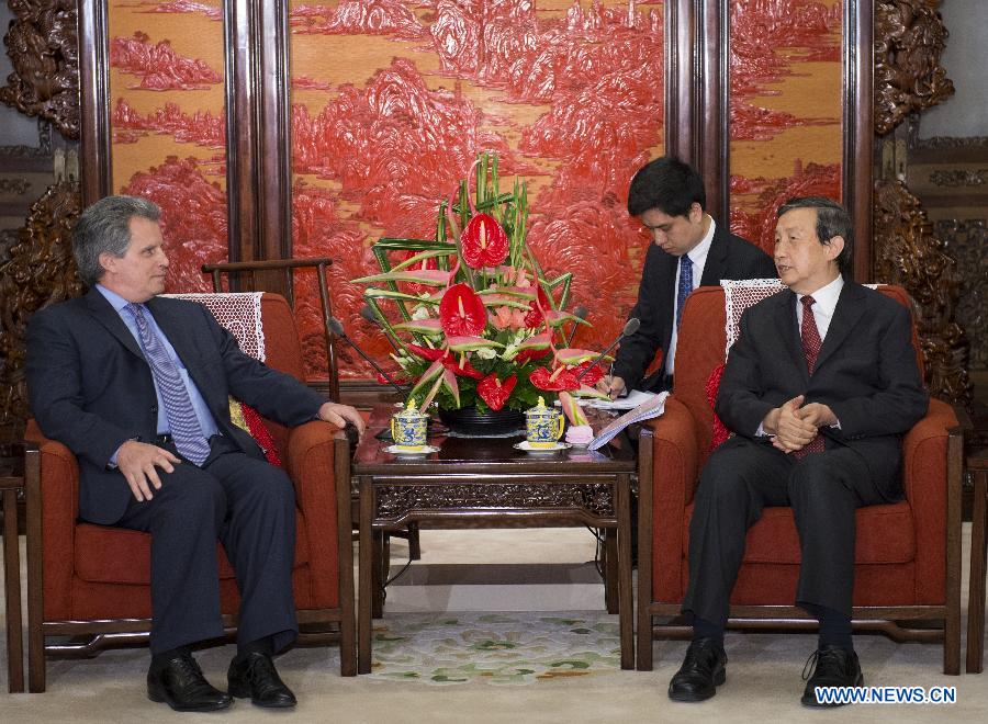 Chinese Vice Premier Ma Kai (R) meets with David Lipton, first deputy managing director of the International Monetary Fund, in Beijing, capital of China, May 27, 2013. (Xinhua/Li Xueren)