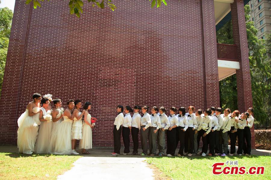 Boys wearing wedding dresses and girls in men's suits pose for graduation group photos at Hunan University of Arts and Science in Changde, central China's Hunan Province. (CNS /Jia Siyuan)