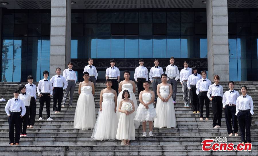 Boys wearing wedding dresses and girls in men's suits pose for graduation group photos at Hunan University of Arts and Science in Changde, central China's Hunan Province. (CNS /Jia Siyuan)