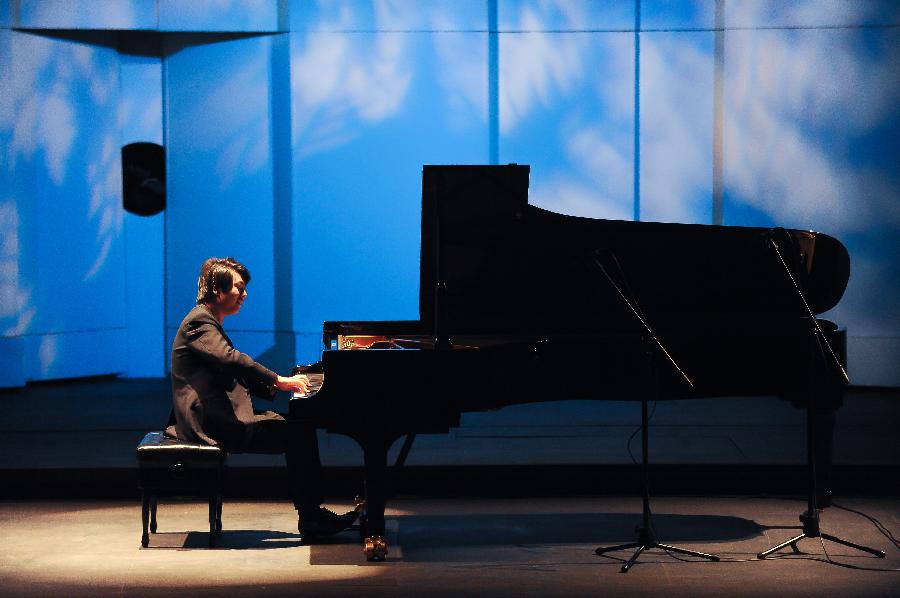 Pianist Lang Lang performs during a concert at the Municipal Theater in Santiago, capital of Chile, on May 27, 2013. (Xinhua/Jorge Villegas) 