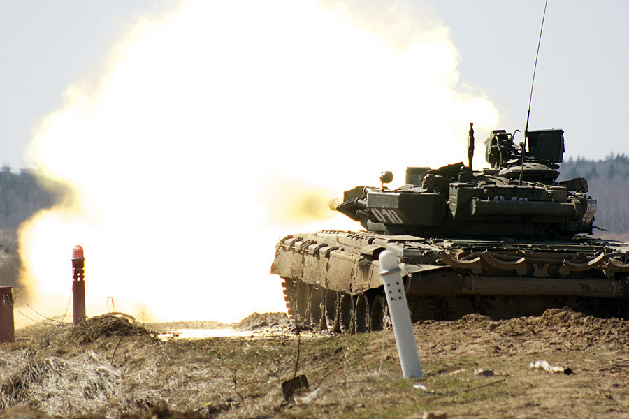 Russia's T-90A tanks (news.xinhuanet.com/mil)