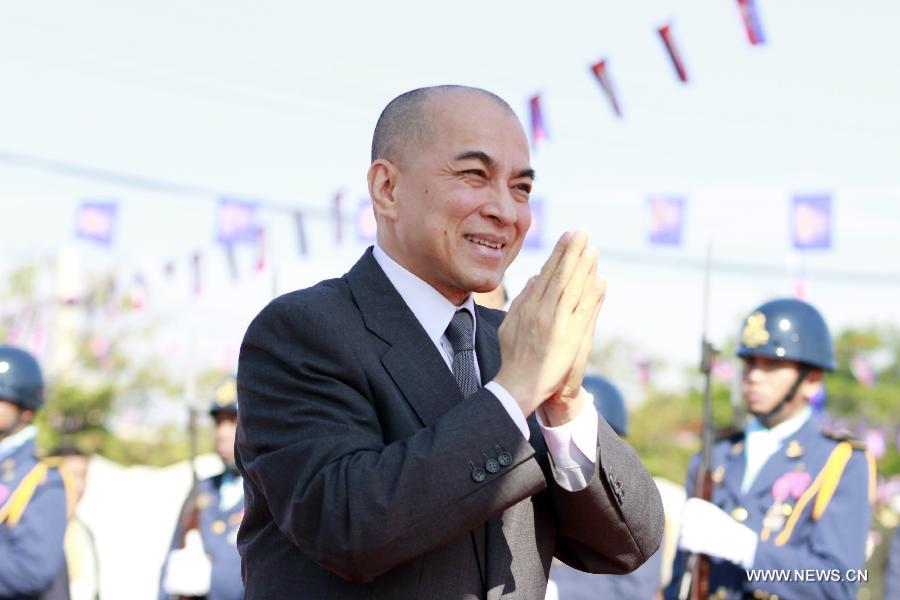 Cambodian King Norodom Sihamoni attends the ancient royal plowing ceremony in eastern Kampong Cham province of Cambodia, May 28, 2013. Cambodia on Tuesday observed the ancient royal plowing ceremony, a ritual to mark the annual start of agricultural season in this Southeast Asian nation, where about 80 percent of the population are farmers. (Xinhua/Sovannara) 